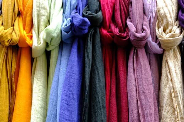 Choisir le foulard floral adéquat  : considérations de motifs et de couleurs