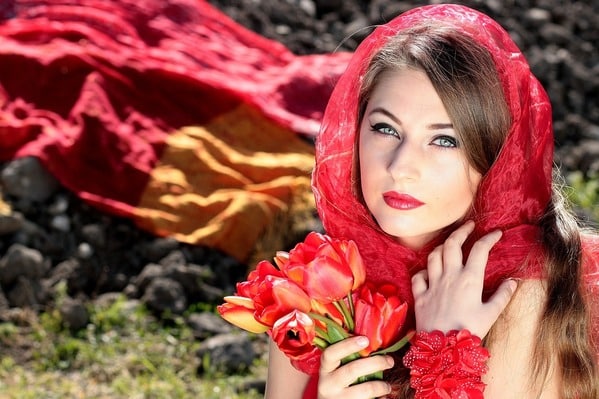 Incorporer un foulard floral à votre tenue  : conseils d'associations vestimentaires