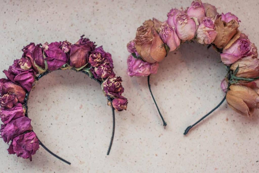 Comment styliser des accessoires avec des fleurs