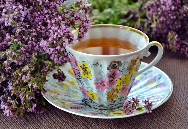 Guide pour sélectionner le parfait thé floral ou infusion naturelle comme cadeau