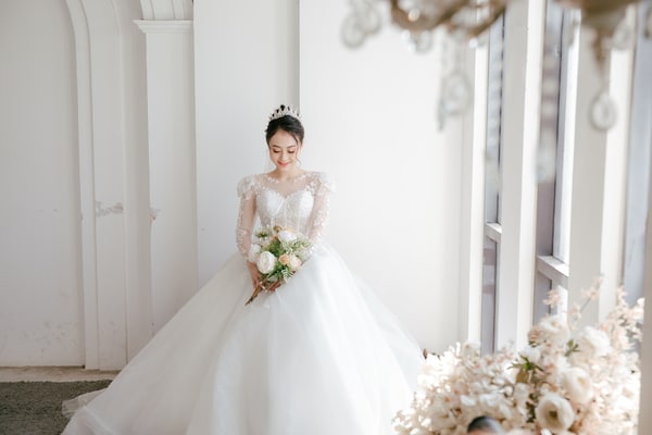 Comment choisir le bon motif floral pour votre robe de mariée