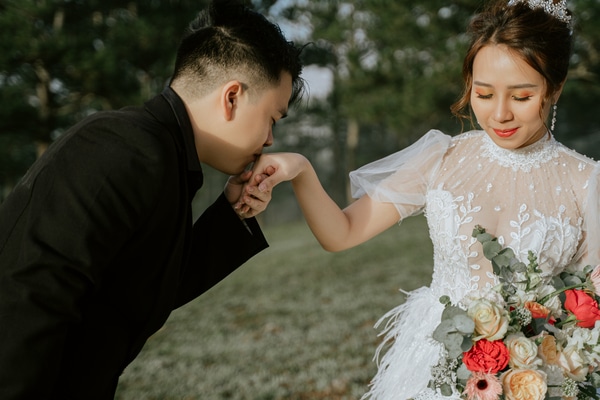 Implémenter le design floral dans une robe de mariée  : avantages et considérations